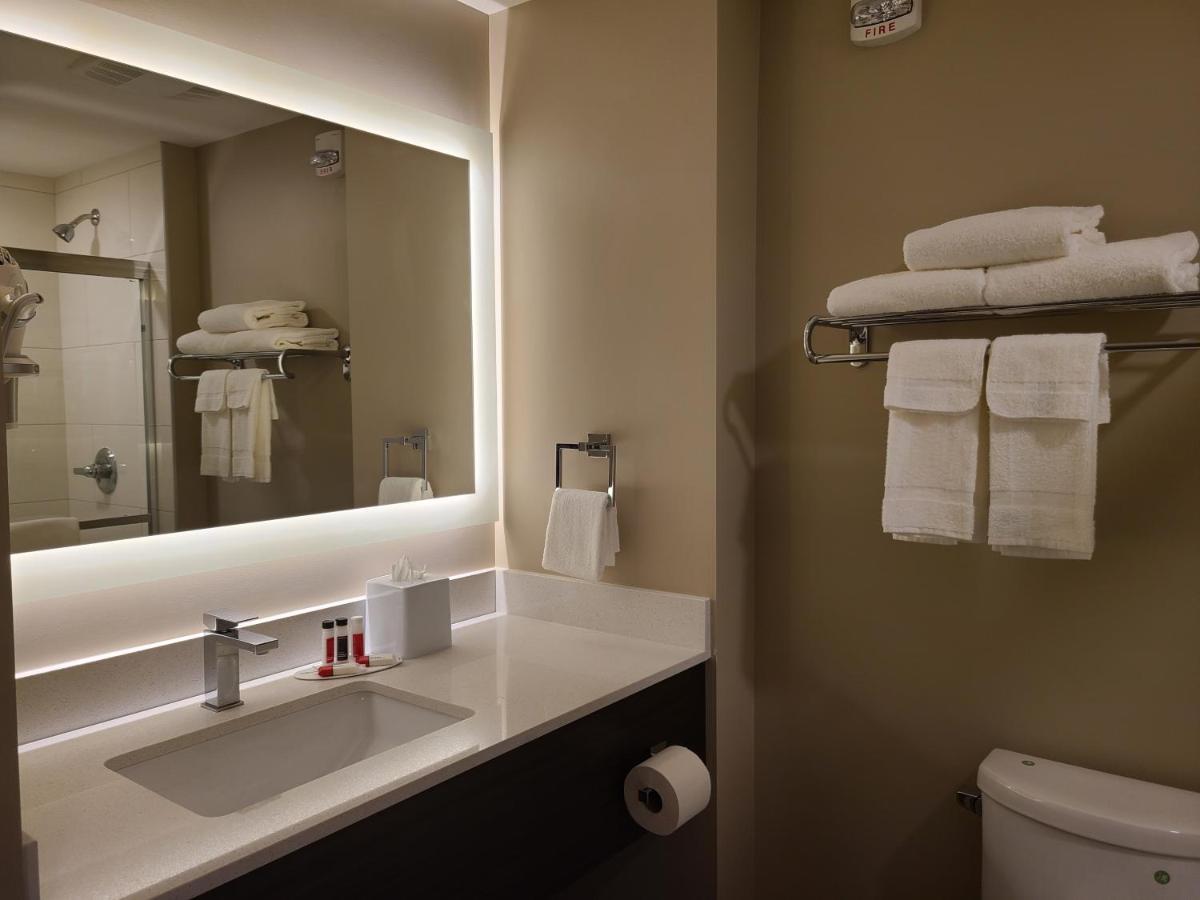 Super 8 By Wyndham Thompson Otel Dış mekan fotoğraf
